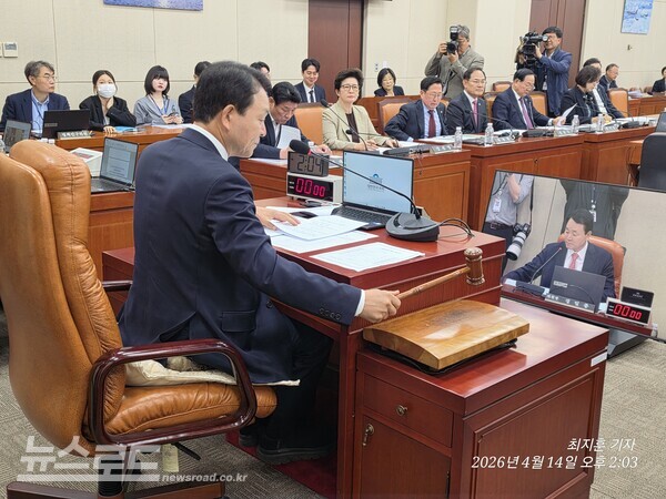 14일 열린 국회 국방위 전체회의에서 성일종 국방위원장이 의사봉을 들고 안건 처리를 진행하고 있다. [사진=최지훈 기자]