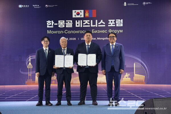 스마트 소수력발전 전문기업 주식회사 그람과 몽골 ONON DUVA LLC가 몽골 현지에 1MW급 스마트 소수력발전 프로젝트 추진을 위한 MOU를 체결하고 기념촬영을 하고 있다(좌측부터 김정관 산업통상부 장관, 김선민 그람 회장, 온온두바 나미룽 대표, 토그미드 도르지한드 부총리)./사진=그람