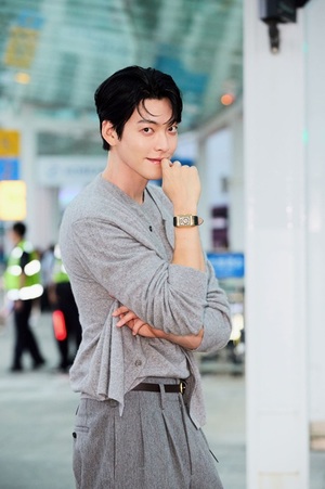 <b>김우빈</b>, 가을 분위기 물씬 풍기는 <b>공항</b>룩으로 시선 집중